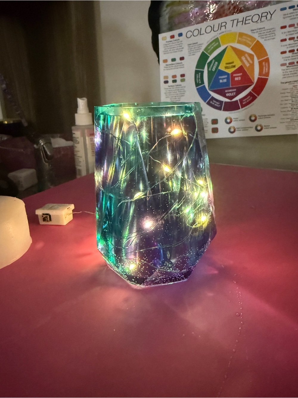 vase with embedded lights into the resin - Picture 2 of 9